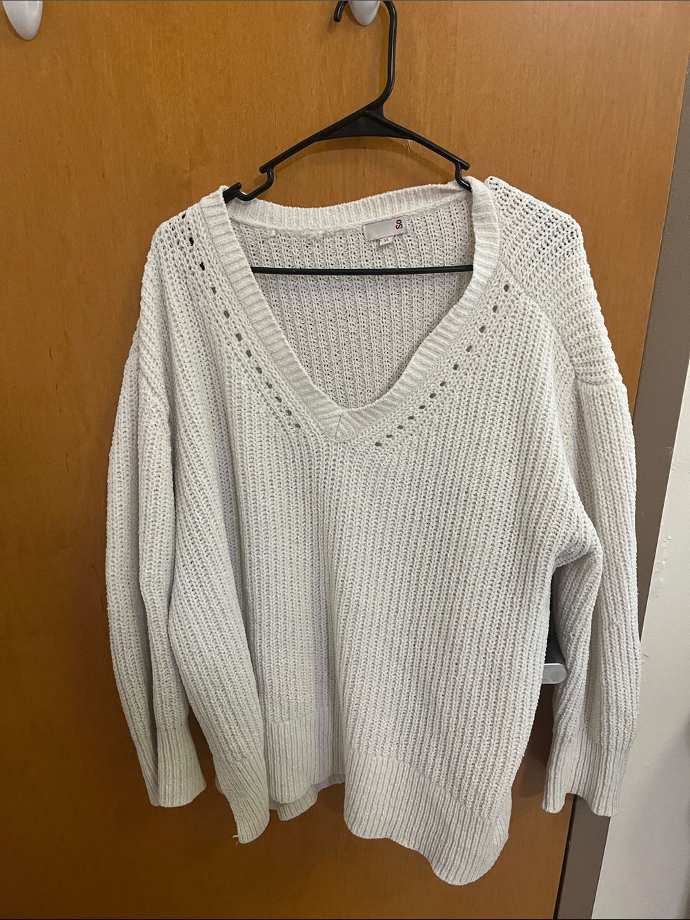 SO Cream V-Neck Ribbed Knit Sweater